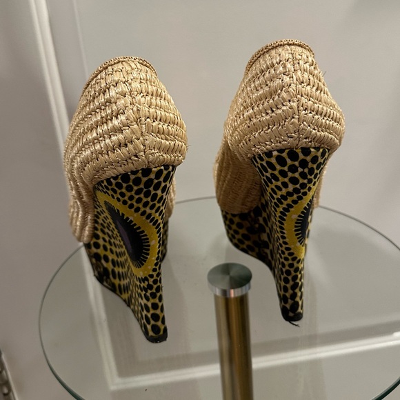 Burberry Prorsum Woven Raffia Straw Printed Wedge Pumps - Picture 6 of 13